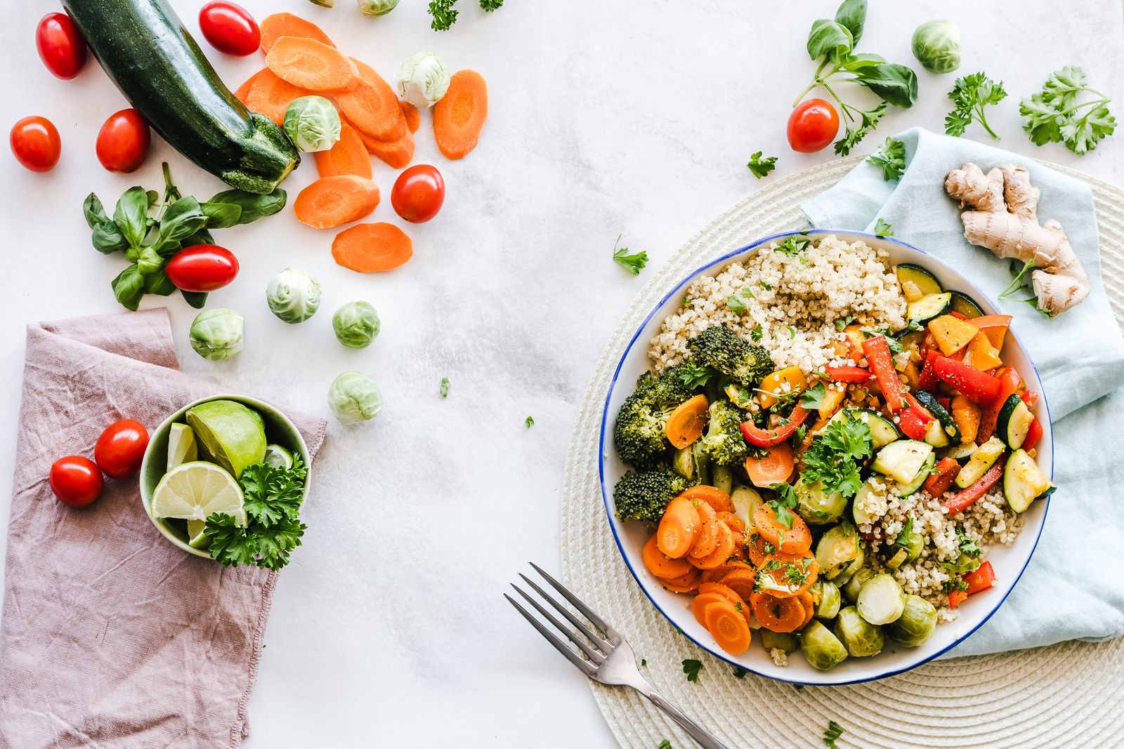 Insalata di quinoa e verdure fresche su un tavolo luminoso
