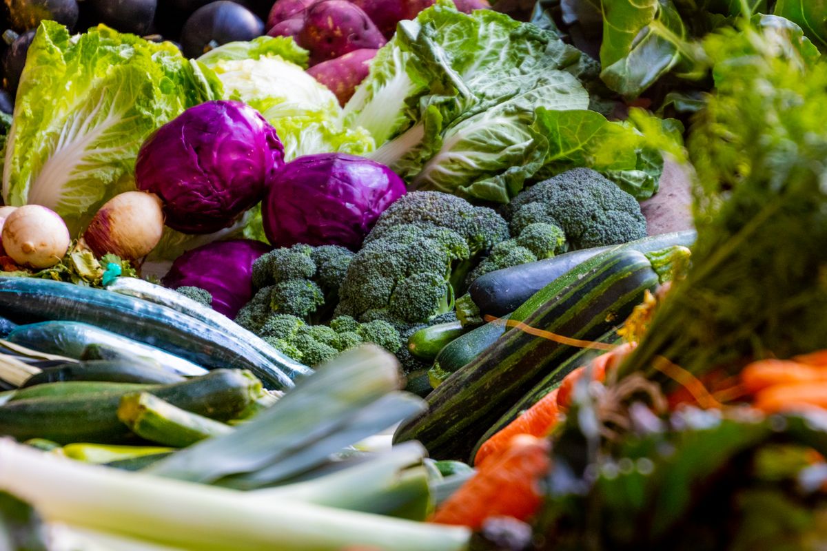 Verdure fresche e colorate al mercato: base di un'alimentazione sana